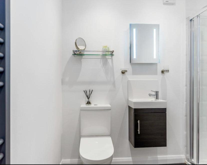 The Liss @ Piper House Apartment Челтнъм Екстериор снимка