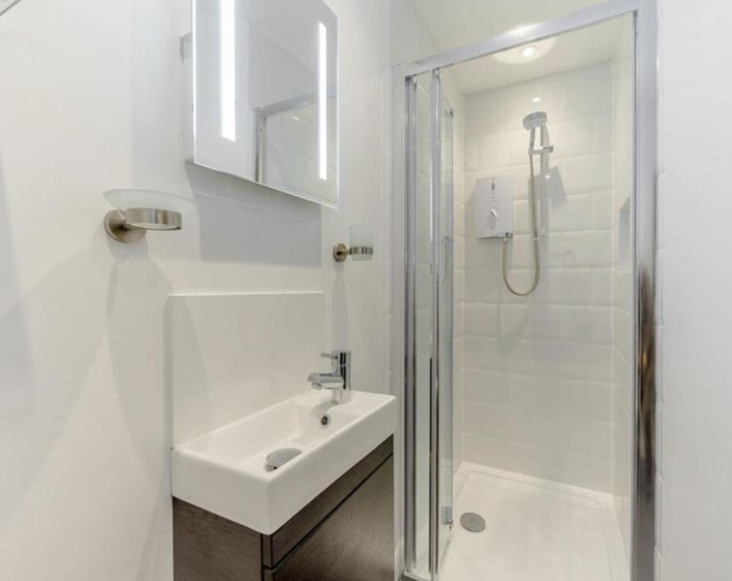The Liss @ Piper House Apartment Челтнъм Екстериор снимка